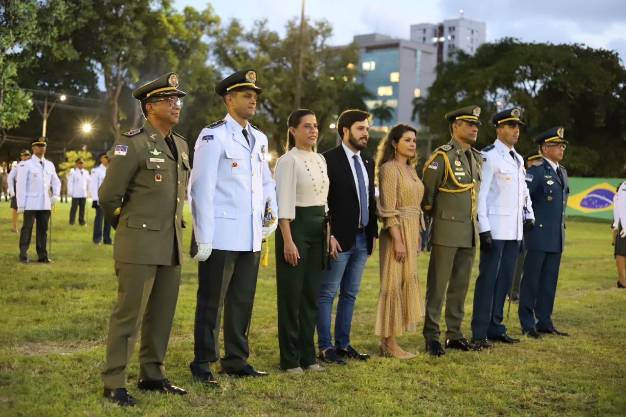 Autoridades posam para foto oficial da cerimônia